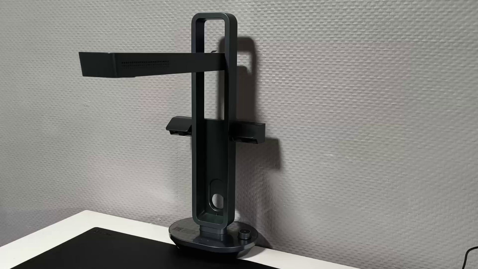 CZUR Aura Pro déplié sur le bureau, avec son tapis de numérisation.