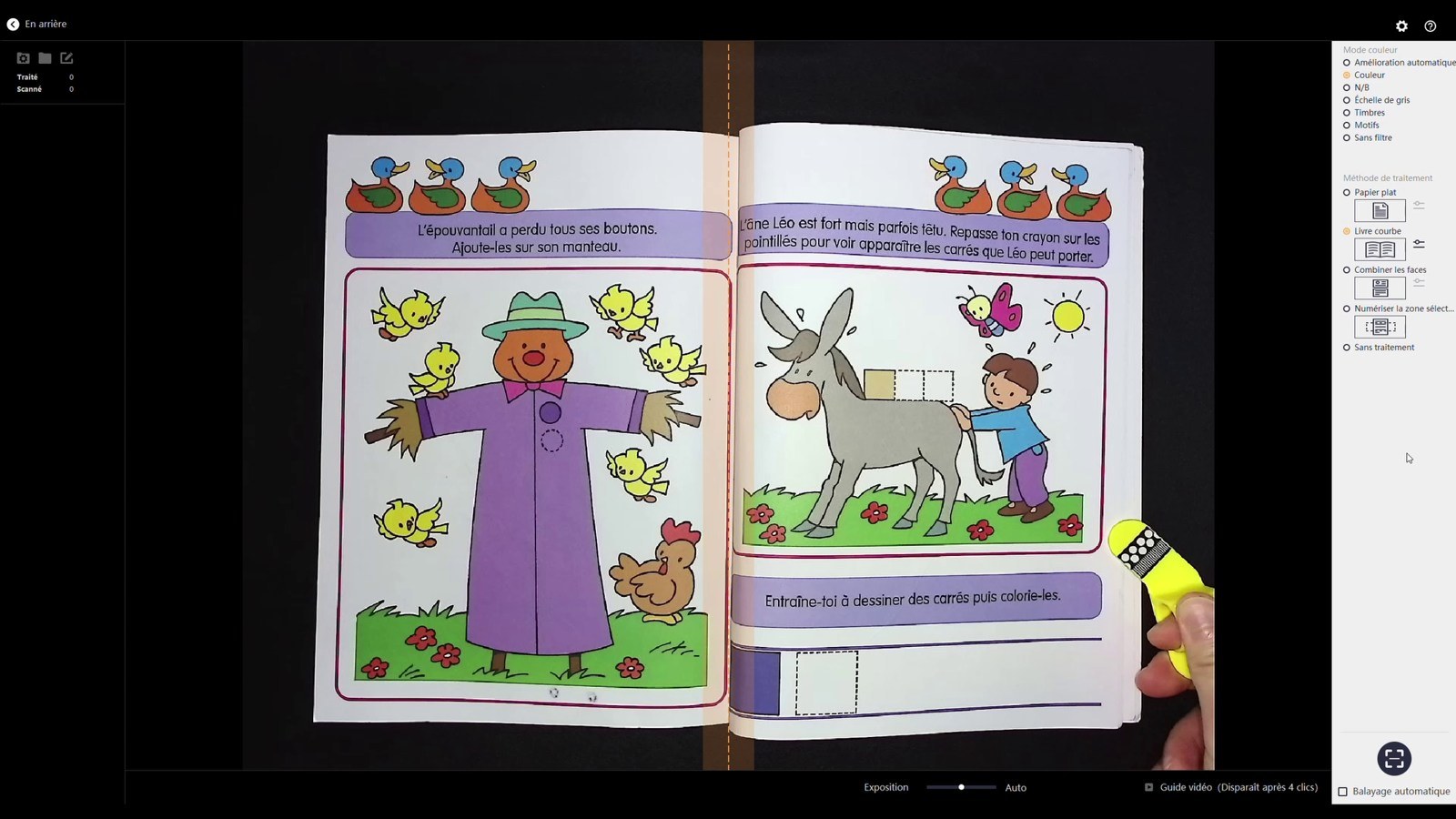 Livre enfant illustré ouvert dans le logiciel CZUR, avec un accessoire jaune pour tenir une page.