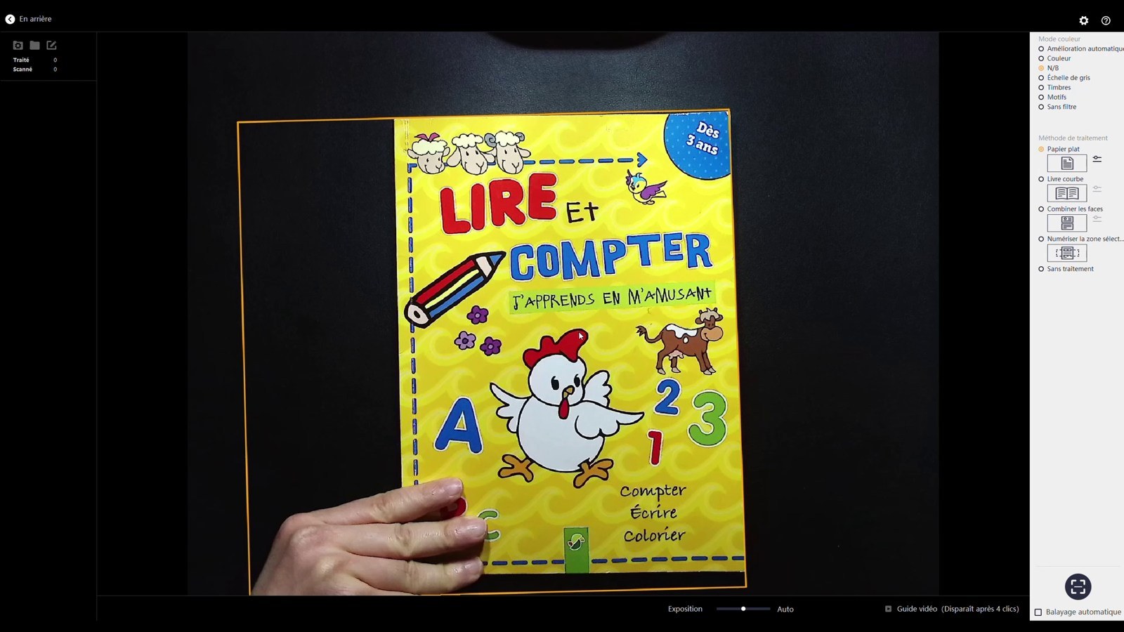 Couverture brillante du livre Lire et compter pendant l’essai avec l’éclairage anti-reflet.